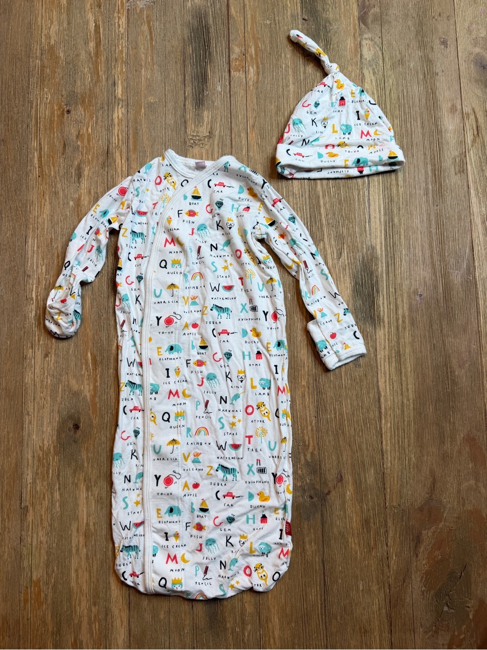 Magnetic Me White Alphabet & Animal Print Sleep Gown with Hat Pajamas NB-3m
